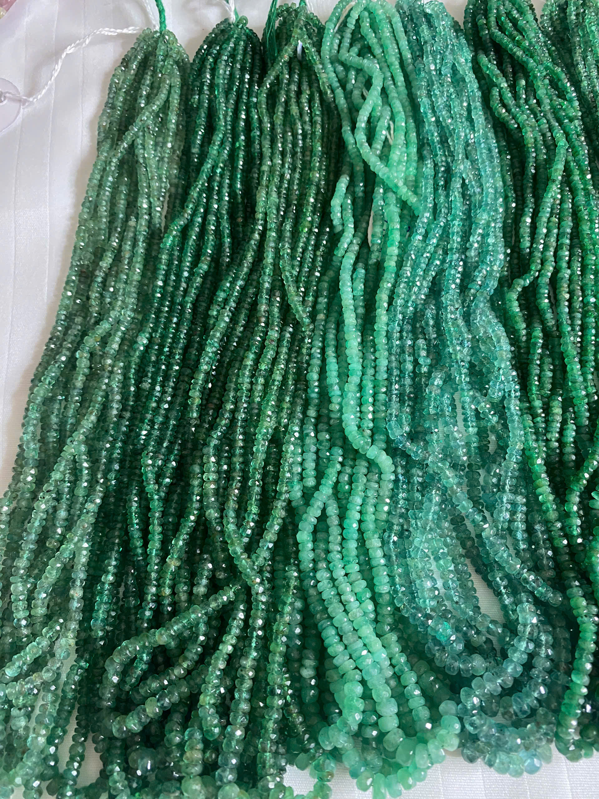 Ngọc Lục Bảo - Emerald cắt giác 2,6-5ly (lô 120 sợi) #1